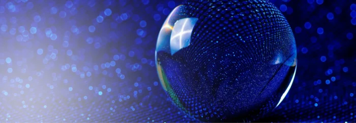 üveggömb kék háttérrel